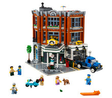 10264 Corner Garage, NIB, Retired