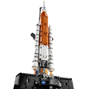 42221 NASA Artemis Space Launch System Rocket